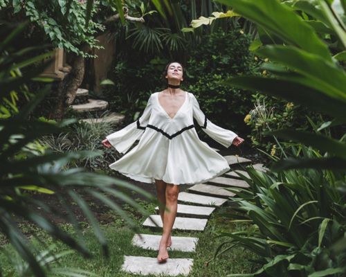 femme au milieu de la nature